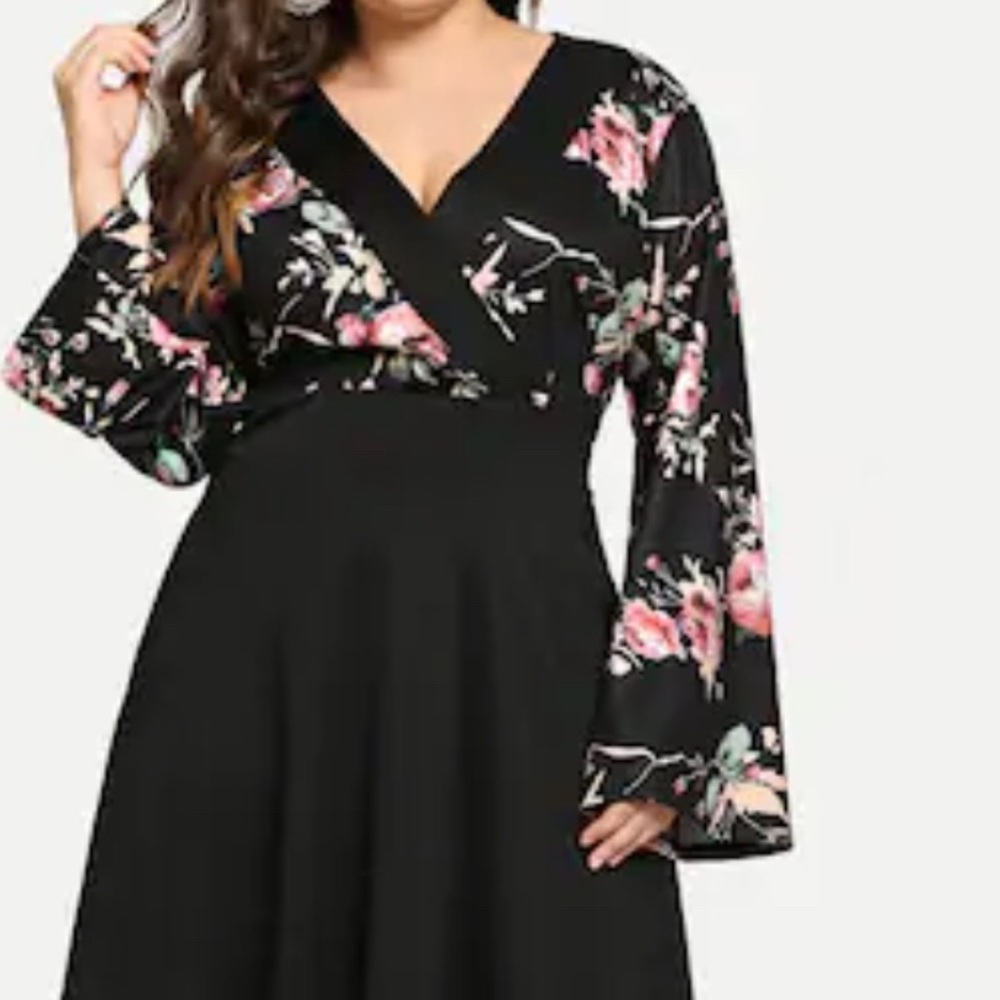 ‫Plus Surplice Neck Fit & Flare Floral Dress